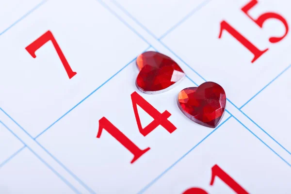 ページのカレンダーの 2 月 14 日に 2 つの赤いハートのバレンタインの日 — ストック写真