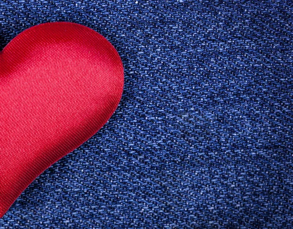 Achtergrond voor Valentijnsdag uit de textuur jeans en rode harten — Stockfoto