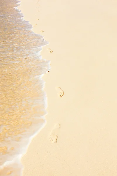 Menselijke voetafdrukken op een wilde strand — Stockfoto