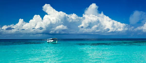 Båt i lagunen av paradiset i Karibien Royaltyfria Stockbilder
