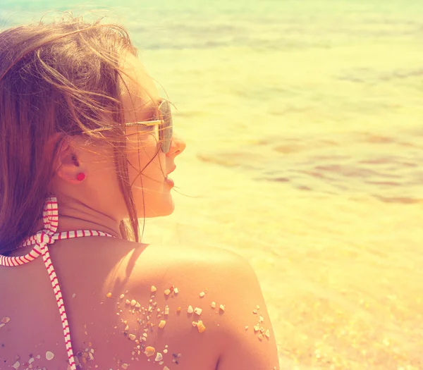 Toned photo of a woman on the beach — Stock Photo, Image