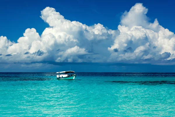 Barco en la laguna del paraíso en el Caribe — Foto de Stock