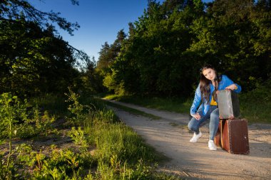 Genç, harika bir tatil gezisinden sonra ülkesine döndü ve ailesinin onu eve götürmesini bekliyor..