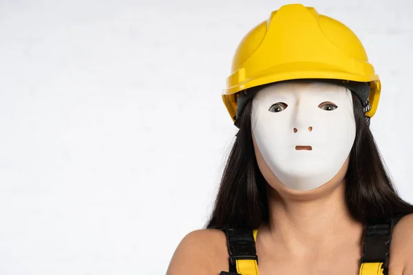 Feche o rosto anônimo de um trabalhador da construção civil. Capacete protetor amarelo na cabeça. Saúde e Segurança no Trabalho. — Fotografia de Stock