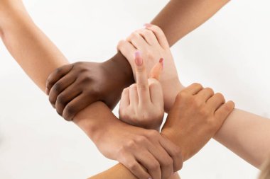 Orta parmak uzatıldı. Dört elin her biri arkadaşının bileğine yapışmış. Bir el diğerini kavrar, ve böyle devam eder..