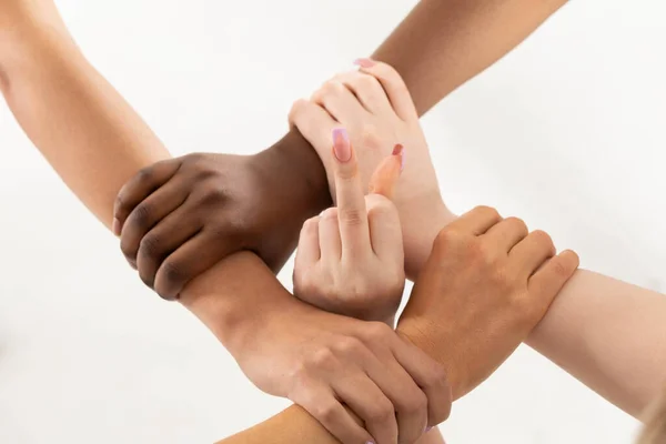 Doigt étendu. Chacune des quatre mains est serrée autour du poignet des amis. Une main saisit l'autre, et ainsi de suite. — Photo