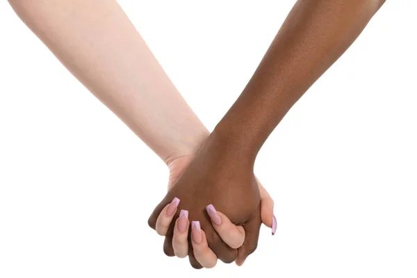 Samimi bir kucaklaşmada iki el. El sıkışalım. El ele tutuşan iki kadın. Sevgi dolu bir kucaklaşmada farklı ırktan iki el. Afrika ve Avrupa. — Stok fotoğraf