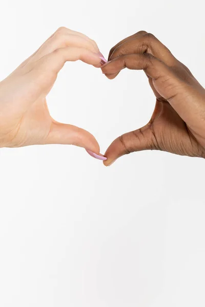 Farklı ırktan iki elden oluşan bir kalbin şekli, Afrikalı ve Avrupalı. Aşkın bu kalbi barış ve karşılıklı saygı için bir mesajdır.. — Stok fotoğraf