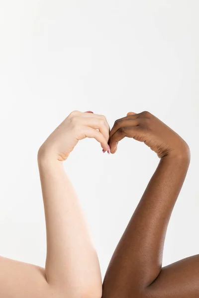 Farklı ırktan iki elden oluşan bir kalbin şekli, Afrikalı ve Avrupalı. Aşkın bu kalbi barış ve karşılıklı saygı için bir mesajdır.. — Stok fotoğraf