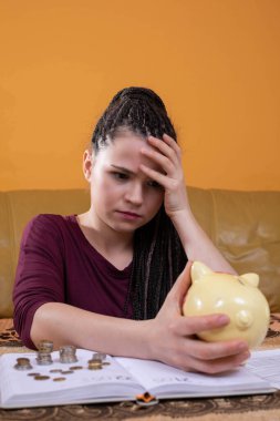 Genç, kalan son parasını nasıl harcayacağını merak ediyor. Daire ve diğer ihtiyaçlar için gereken aylık ödemeleri yaptıktan sonra..