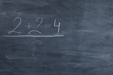 Tebeşir tahtası iyi süngerlenmemiş. Matematiğin en basit aritmetik problemi, iki sayıyı bir araya getirmektir..
