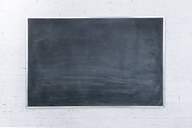 Tebeşir tahtası iyi süngerlenmemiş. Matematiğin en basit aritmetik problemi iki sayıyı bir araya getirmektir. Beyaz tuğla duvar.