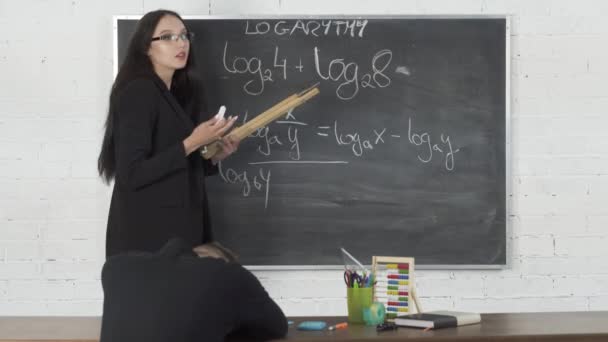 Durante la lezione sull'aritmetica e i logaritmi, l'insegnante descrive e fornisce anche formule di geometria in cui lo studente si addormenta.. — Video Stock