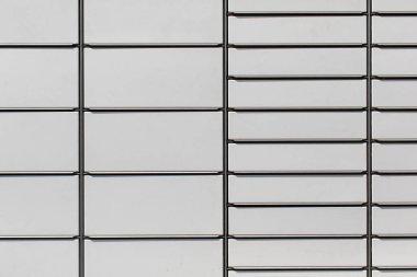 Farklı boyutlarda kurye eşyaları için ayrı çekmeceleri olan büyük bir paket dolabının parçası..