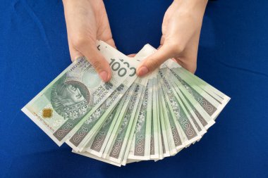 Elinde yüz Polonyalı zloti değerinde banknotların hayranı var. Bir sürü fatura var..