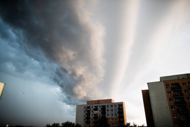 Lublin 'de fırtına bulutları var. Gökyüzü güçlü bir rüzgarla dönen bulutlar tarafından gizlendi..
