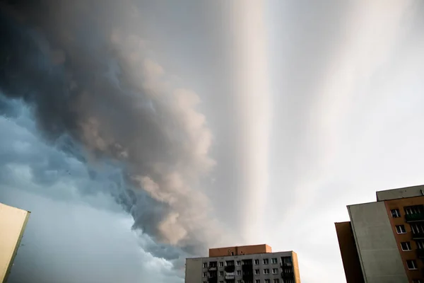 Lublin 'de fırtına bulutları var. Gökyüzü güçlü bir rüzgarla dönen bulutlar tarafından gizlendi.. — Stok fotoğraf