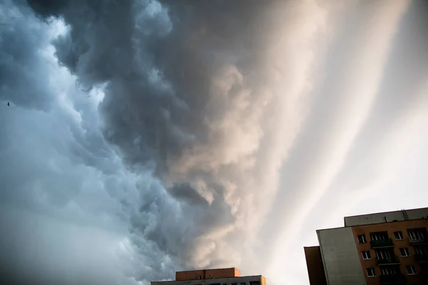 Lublin 'de fırtına bulutları var. Gökyüzü güçlü bir rüzgarla dönen bulutlar tarafından gizlendi.. — Stok fotoğraf