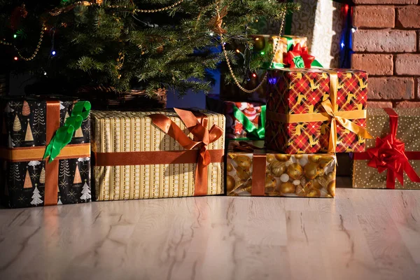 Árbol de Navidad decorado con adornos dorados y una cadena. Fiestas cristianas. Una sala de estar cálidamente decorada en casa. — Foto de Stock