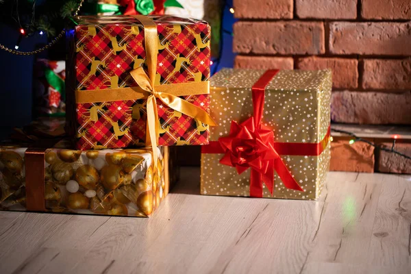 크리스마스 트리 아래에는 가족과 친구들이 크리스마스에 받는 많은 선물들이 있다. 전통 크리스마스야. 따뜻하게 장식 된 집 거실. — 스톡 사진
