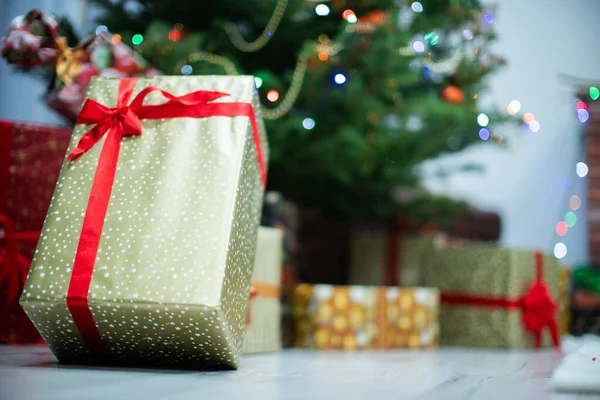 Árvore de Natal decorada com bugigangas douradas e uma corrente. Feriados cristãos. Uma sala de estar calorosamente decorada em casa. — Fotografia de Stock