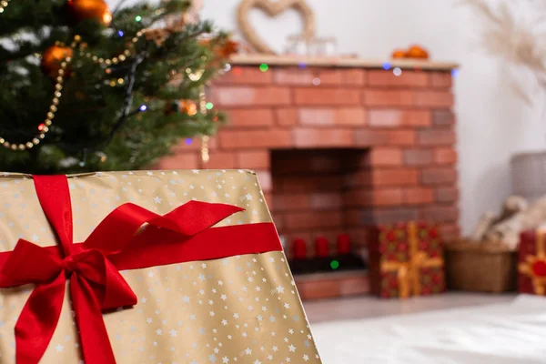 Árbol de Navidad decorado con adornos dorados y una cadena. Fiestas cristianas. Una sala de estar cálidamente decorada en casa. — Foto de Stock