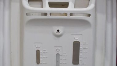 Çamaşır makinesinin kapağını kapatıyorum. Üstü kapalı bir çamaşır makinesi. Yıkanmadan önce kapak kapanmalı..