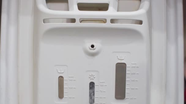 自動洗浄機は、生地を柔らかくし、それに新鮮でさわやかな香りを与える液体で満たされています。各種洗剤用洗濯機容器. — ストック動画