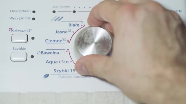 En réglant le bouton sur la machine à laver dans la bonne position, vous pouvez ajuster la façon et le type de lavage pour obtenir le meilleur résultat final. — Video