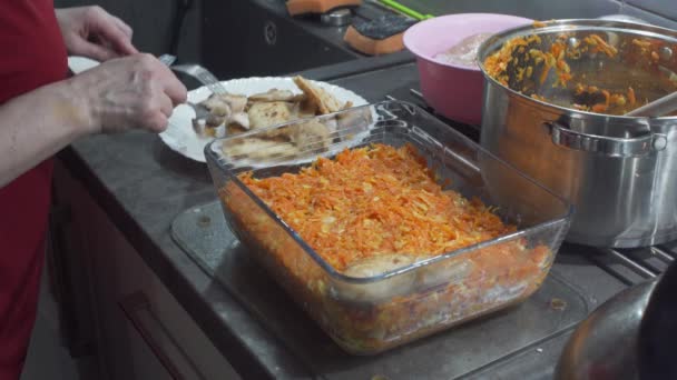 Anordnen gebratener Fischstücke auf gekochtem, gehacktem Gemüse zu einem Gericht namens Fisch auf Griechisch. Dicke Stücke Kabeljau geschnitten. Hausmannskost. — Stockvideo