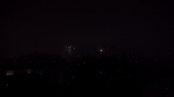 Focuri de artificii deasupra panoramei lui Lublin în ziua sărbătoririi noului an. Lumini periodic luminoase de la erupții și alte artificii flash pe un fundal întunecat. Sărbătoare și o mare — Videoclip de stoc