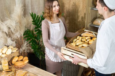 Yakışıklı bir fırıncı pastaneye bir kutu taze ekmek getirir ve çekici bir satıcı bütün malları ondan alır. Çok nesilli gelenekleri olan aile pastanesi..