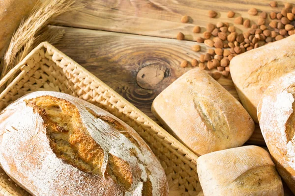 Shop decoration of a traditional bakery with fresh bread, rolls and ears of ripe rye and bitter peach kernels. Bakery with taste. — Stock Photo, Image