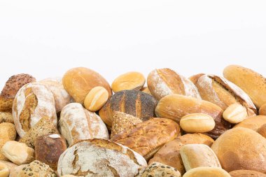 Geleneksel bir fırının dekorasyonu için bir yerde toplanan birçok çeşit ekmek. Kendini tamamlama için üstten beyaz arkaplan.