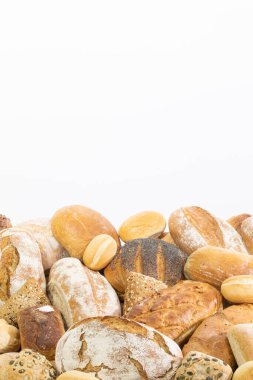 Geleneksel bir fırının dekorasyonu için bir yerde toplanan birçok çeşit ekmek. Kendini tamamlama için üstten beyaz arkaplan.