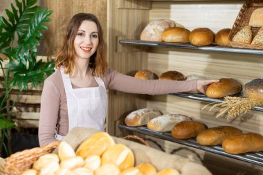 Çekici bir satıcı, ekmek tezgahını düzenler. Çok nesilli gelenekleri olan aile pastanesi..