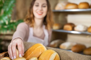 Çekici bir satıcı, ekmek tezgahını düzenler. Çok nesilli gelenekleri olan aile pastanesi..