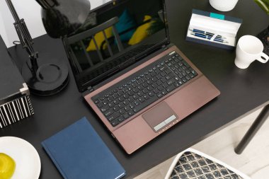 Bilgisayarlı ve uzaktan kumandalı diğer gerekli aletlerle hazırlanmış çalışma istasyonu. Oluşturduğunuz iş yeri için bilgisayarın önünde bedava kase.