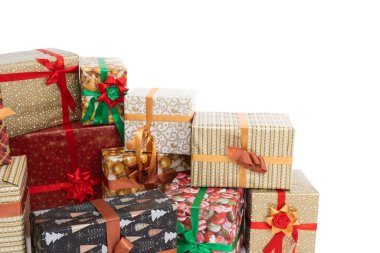 Birçok renkli hediye kutusu izole edilmiş beyaz bir arka planda yatıyor. Noel atmosferi.