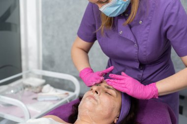 Özel bir yüz temizleme jeliyle makyaj çıkarma bir güzellik uzmanı tarafından yapılır..