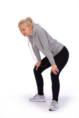 Genç bir kız için yoğun eğitimden sonra bir dakikalık dinlenme.