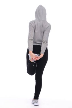 Kız dengesini geliştirir ve tek ayak üzerinde durarak bacak kaslarını gerer.