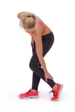 Yoğun eğitim sırasında, kız beklenmedik bir şekilde baldırına kramp girdi.