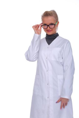 Yirmi yaşında doktor önlüğü giymiş bir bayan doktor. Ön görünüm.