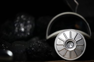 Filtresi olan toz maskesi mayın kurtarıcıları için kara kömür arka planında yatıyor