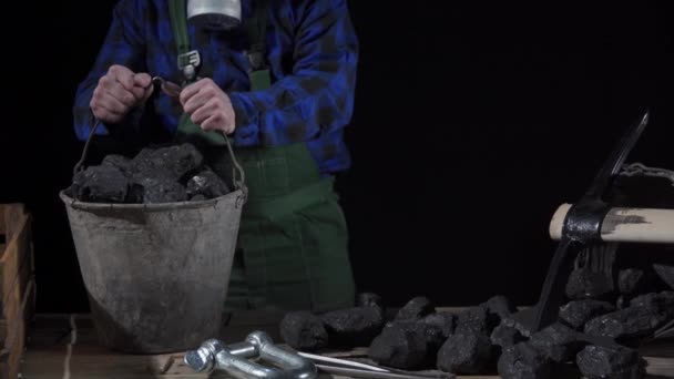 Tampilan close-up dari penambang memindahkan seember batu bara dari satu tempat ke tempat lain — Stok Video