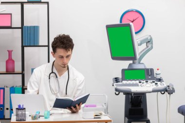 Genç bir ilköğretim doktoru, hastaları hakkındaki takvim girişlerini gözden geçirir. Yeşil Ekran