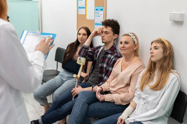 Um médico em frente ao consultório lê a próxima pessoa e convida-a para um check-up. Imagem de close-up — Fotografia de Stock