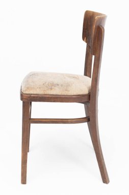 70 'li ve 80' li yılların ahşap sandalyesi yumuşak koltuklu. Polonya tasarımı ve üretimi. Yandan görüntüle