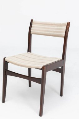 70 'li ve 80' li yılların ahşap koltukları yumuşak koltukları ve sırtı olan bir önceki yüzyıla ait. Polonya tasarımı ve üretimi. Ön görünüm